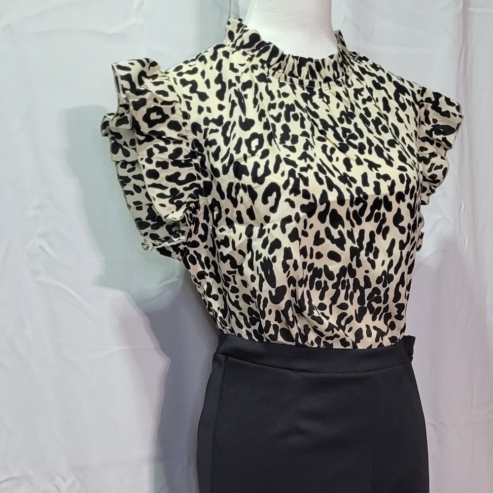Women's NWOT Tan Leopard Print Mock Neck Ruffle Cap Sleeve Blouse Large Or XL 🐈 - Picture 7 of 13